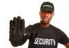 Security Mann lässt Abstand halten mit einer Handgeste