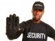 Security Mann lässt Abstand halten mit einer Handgeste